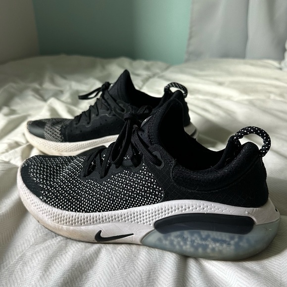 Nike Joyride Black & White - Picture 1 of 4